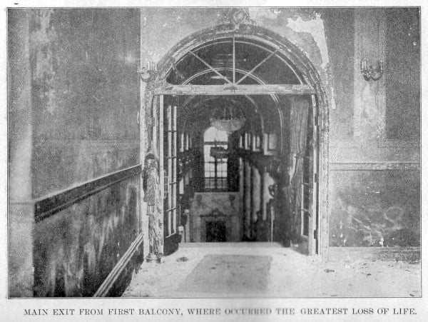 Основной выход с балкона первого яруса театре "Ирокез", где погибло большое количество людей