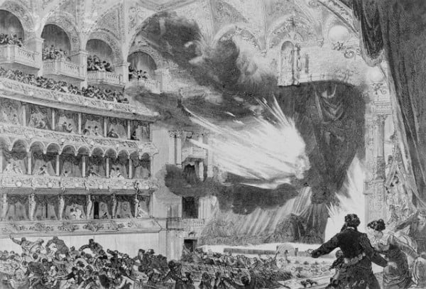 Пожар в Ринг-театре в Вене. Полыхающий занавес взлетает вверх, открывая вид на горящую сцену