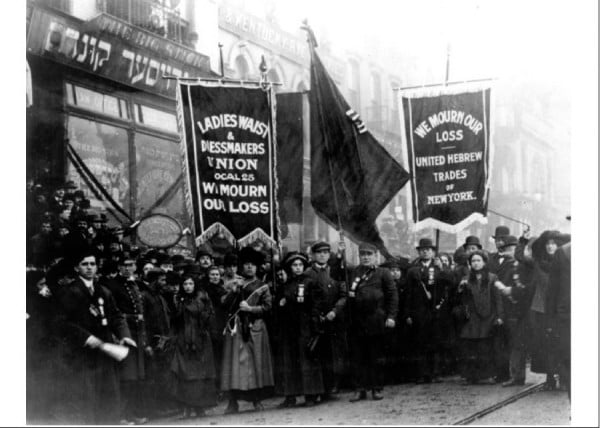 Похоронная процессия 5 апреля 1911 года. Члены Еврейского Объединения Ремесленников Нью-Йорка и Женского Объединения Швей несут транспаранты с надписями «Мы оплакиваем свою потерю».