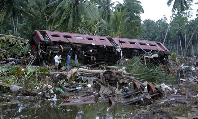 Железнодорожная катастрофа и цунами в Шри-Ланке, 2004 год (1700+ жертв)